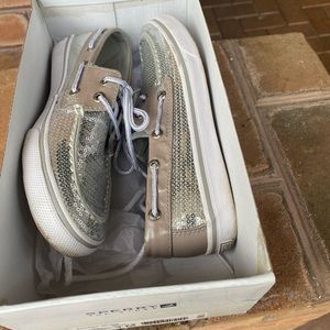 Like new girl size 3 Sperrys.